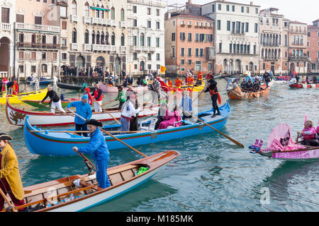 Venise, Vénétie, Italie 28 janvier 2018. L'ouverture de régates ou parade, connu sous le nom de Festa sull'Acqua, 2018 pour le Carnaval de Venise avec les Vénitiens, vêtus de costumes colorés de leurs embarcations à rames le long du Grand Canal dans le lien suivant sur le Cannaregio bateau transportant le Rat symbolique.. Mary crédit Clarke/Alamy Live News Banque D'Images