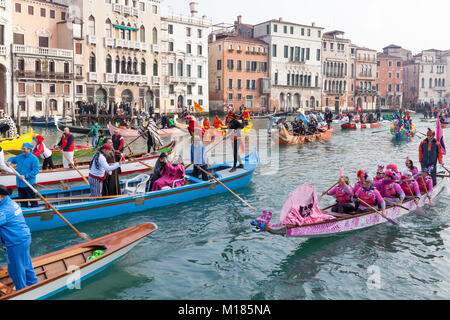 Venise, Vénétie, Italie 28 janvier 2018. L'ouverture de régates ou parade, connu sous le nom de Festa sull'Acqua, 2018 pour le Carnaval de Venise avec les Vénitiens, vêtus de costumes colorés de leurs embarcations à rames le long du Grand Canal dans le lien suivant sur le Cannaregio bateau transportant le Rat symbolique.. Mary crédit Clarke/Alamy Live News Banque D'Images