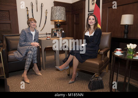 Amman, Jordanie. 28 janvier, 2018. Elke Buedenbender (l), épouse du Président allemand Steinmeier, rencontre avec la Reine Rania de Jordanie à Amman, Jordanie, 28 janvier 2018. Steinmeier est sur un 5 jours de voyage en Jordanie et au Liban. Credit : Jörg Carstensen/dpa/Alamy Live News Banque D'Images