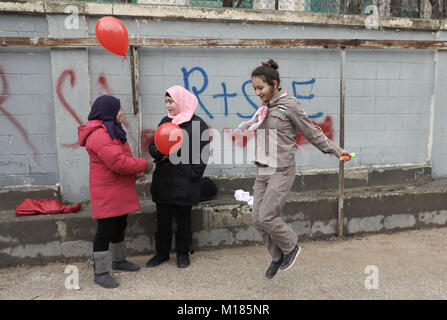 Amman, Jordanie. 28 janvier, 2018. Enfants jouant au cours d'une visite du président allemand Frank-Walter Steinmeier et son épouse Elke Buedenbender à l'école Al Quds à Amman, Jordanie, 28 janvier 2018. Steinmeier est sur un 5 jours de voyage en Jordanie et au Liban. Credit : Jörg Carstensen/dpa/Alamy Live News Banque D'Images