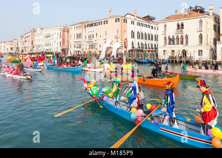 Venise, Vénétie, Italie 28 janvier 2018. L'ouverture de régates ou parade, connu sous le nom de Festa sull'Acqua, 2018 pour le Carnaval de Venise avec les Vénitiens, vêtus de costumes colorés de leurs embarcations à rames le long du Grand Canal dans le lien suivant sur le Cannaregio bateau transportant le Rat symbolique.. Mary crédit Clarke/Alamy Live News Banque D'Images