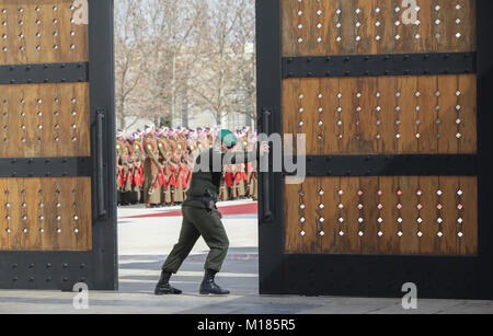 Amman, Jordanie. 28 janvier, 2018. En tant que porte du palais est ouverte la garde royale du roi de Jordanie peut être vu dans l'arrière-plan à Amman, Jordanie, 28 janvier 2018. Credit : Jörg Carstensen/dpa/Alamy Live News Banque D'Images