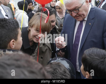 Amman, Jordanie. 28 janvier, 2018. Le Président allemand Frank-Walter Steinmeier et son épouse Elke Buedenbender visitez l'école Al Quds à Amman, Jordanie, 28 janvier 2018. Steinmeier est sur un 5 jours de voyage en Jordanie et au Liban. Credit : Jörg Carstensen/dpa/Alamy Live News Banque D'Images