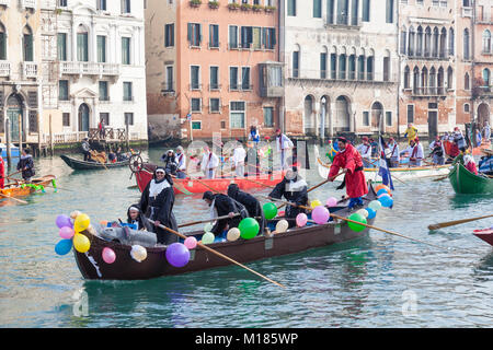 Venise, Vénétie, Italie 28 janvier 2018. L'ouverture de régates ou parade, connu sous le nom de Festa sull'Acqua, 2018 pour le Carnaval de Venise avec les Vénitiens, vêtus de costumes colorés de leurs embarcations à rames le long du Grand Canal dans le lien suivant sur le Cannaregio bateau transportant le Rat symbolique.. Mary crédit Clarke/Alamy Live News Banque D'Images