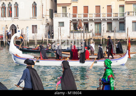 Venise, Vénétie, Italie 28 janvier 2018. L'ouverture de régates ou parade, connu sous le nom de Festa sull'Acqua, 2018 pour le Carnaval de Venise avec les Vénitiens, vêtus de costumes colorés de leurs embarcations à rames le long du Grand Canal dans le lien suivant sur le Cannaregio bateau transportant le Rat symbolique.. Mary crédit Clarke/Alamy Live News Banque D'Images