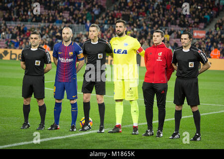 Barcelone, Espagne. 28 janvier, 2018. (08) et Iniesta (1) F.Pacheco avant la première moitié de la match de la Liga entre le FC Barcelone et le RCD Alaves au Camp Nou. Credit : Joan Gosa Badia/Alamy Live News Banque D'Images