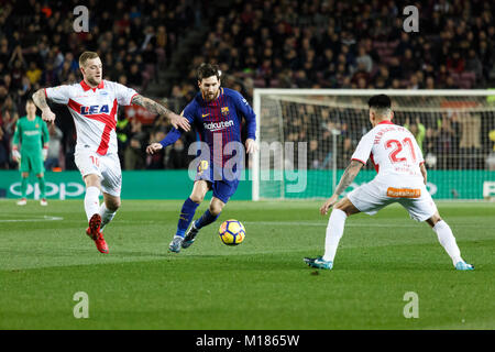 Barcelone, Espagne. 28 janvier, 2018. (10) Messi (delantero) et (10)Guidetti durant la première moitié du match de la Liga entre le FC Barcelone et le RCD Alaves au Camp Nou. Credit : Joan Gosa Badia/Alamy Live News Banque D'Images