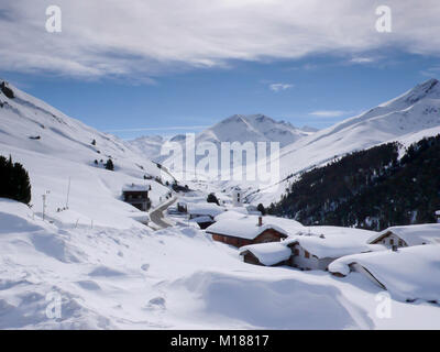 Petit village alpin en hiver profonde avec des chalets couverts dans la neige profonde à l'Avers dans la vallée suisse Banque D'Images