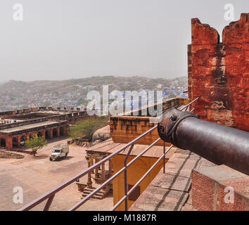 Canons antiques sur le dessus du Fort de Mehrangarh de Jodhpur, Inde. Banque D'Images