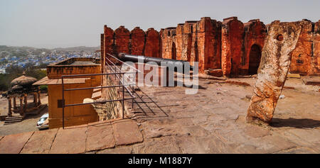 Cannon sur ancienne haut de Fort Mehrangarh à Jodhpur (Inde). Banque D'Images