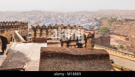 Partie de Fort Mehrangarh Jodhpur avec paysage urbain. (Mehran Mehrangarh Fort), situé à Jodhpur, Rajasthan, est l'un des plus grands forts de l'Inde. Banque D'Images