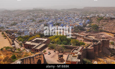 Mehrangarh Fort avec des rues de la région de Jodhpur, Inde. (Mehran Mehrangarh Fort), situé à Jodhpur, Rajasthan, est l'un des plus grands forts de l'Inde. Banque D'Images