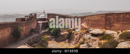 Le mur de Fort Mehrangarh à Jodhpur (Inde). (Mehran Mehrangarh Fort), situé à Jodhpur, Rajasthan, est l'un des plus grands forts de l'Inde. Banque D'Images