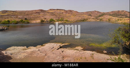 Balsamand Lake à l'été à Jodhpur, Inde. Ce lac est un endroit de pique-nique populaire, construit en 1159 AD par Gurjara-Pratihara dirigeants. Banque D'Images