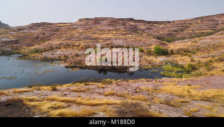 Balsamand Lake avec des montagnes à Jodhpur (Inde). Ce lac est un endroit de pique-nique populaire, construit en 1159 AD par Gurjara-Pratihara dirigeants. Banque D'Images