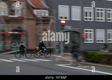 VIBORG, DANEMARK - 21 septembre 2016 : des personnes non identifiées, à cheval sur les bicyclettes à Viborg, capitale de la municipalité de Viborg et région Midtjylland. Banque D'Images