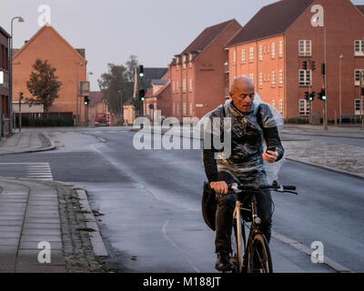 VIBORG, DANEMARK - 23 septembre 2016 : Un homme non identifié d'une bicyclette et tenant une à Viborg, capitale de la municipalité de Viborg et Re Banque D'Images