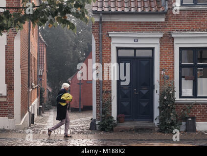 VIBORG, DANEMARK - 23 septembre 2016 : une femme non identifiée se réveiller dans la rue à Viborg, capitale de la municipalité et de la région de Viborg Midtjylla Banque D'Images