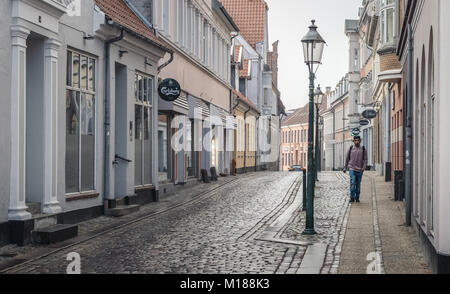 VIBORG, DANEMARK - 23 septembre 2016 : Un homme non identifié se réveiller dans la rue à Viborg, capitale de la municipalité de Viborg et région Midtjylland Banque D'Images