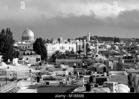 Jérusalem, Israël - 17 décembre 2016 : Avis de Dôme du Rocher et le quartier musulman du mur de la vieille ville de Jérusalem, Israël Banque D'Images