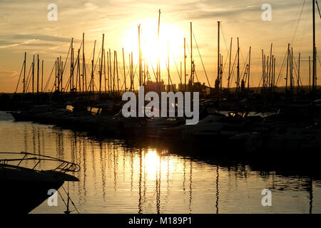 Silhouette d'un des navires dans le port de Torrevieja pendant le coucher du soleil. Costa Blanca. Espagne Banque D'Images
