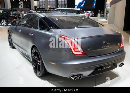 Bruxelles - 10/01/2018 : Jaguar XJR 575 berline de luxe illustré au Salon de l'Automobile de Bruxelles. Banque D'Images