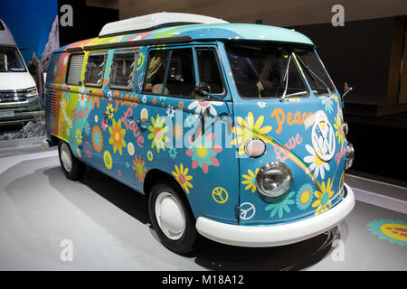 Bruxelles - 10/01/2018 Le pouvoir des fleurs : Transport Volkswagen camper van illustré à l'Automobile de Bruxelles. Banque D'Images