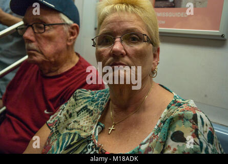 Les passagers dans le métro de New York City, New York. Le métro de New York est en moyenne 5,7 millions de dollars par jour à cheval. Banque D'Images