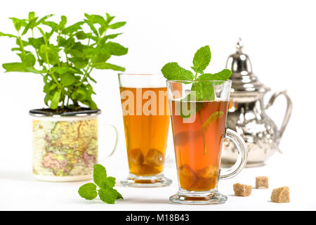 Rafraîchissant traditionnel thé à la menthe arabe. Isolé sur le fond blanc. Banque D'Images