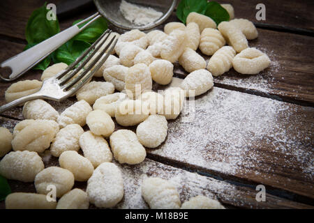 Préparation des gnocchi de pommes de terre sur bois board Banque D'Images
