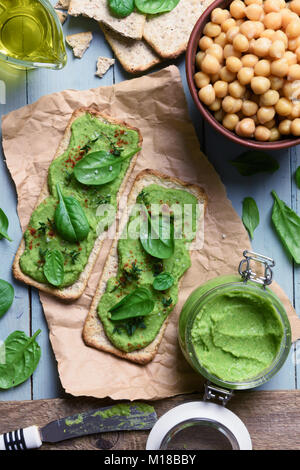 Deux crackers avec humus épinards vert Banque D'Images