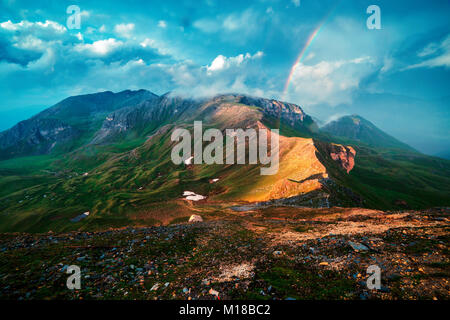 Arc-en-ciel incroyable sur le haut de Grossglockner pass Banque D'Images