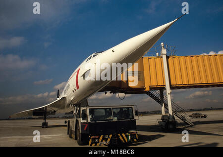 Supersonique Concorde avion à la borne 4 de l'aéroport Heathrow de Londres en 1985 Banque D'Images