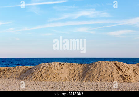 Une plage avec de grandes dunes de sable de la côte du New Jersey.. L'océan est visible derrière les dunes. Banque D'Images