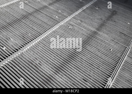 Caillebotis en acier du système de drainage urbain, résumé de fond photo Banque D'Images