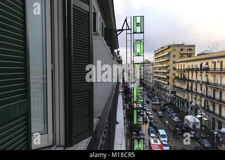 L'hôtel Mignon, donnant sur Corso Novara près de Piazza Garibald à Naples, Italie, qui a vu une augmentation des réservations après qu'il apparaissait sur le théâtre de l'Atlantique Ciel 'Gomorra', comme l'un des personnages - Ciro Di Marzio - reste dans une chambre au quatrième étage de l'hôtel deux étoiles. Doté d''atmosphère : où : Naples, Campanie, Italie Quand : 28 Déc 2017 Crédit : IPA/WENN.com **Uniquement disponible pour publication au Royaume-Uni, USA, Allemagne, Autriche, Suisse** Banque D'Images