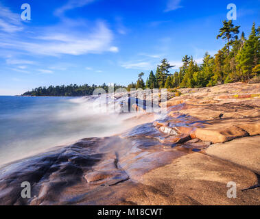 Rivage rocheux du lac Supérieur, le parc provincial du lac Supérieur, en Ontario, Canada. Banque D'Images