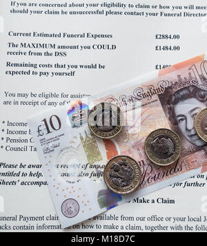 Billets et pièces de monnaie sur Sterling citation de undertaker de coût estimé de funérailles. UK Banque D'Images