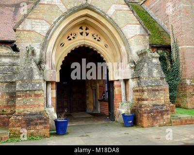 Entrée nord de St Michael and All Angels Parish Church, Lyndhurst, New Forest, Hampshire, England, UK Banque D'Images