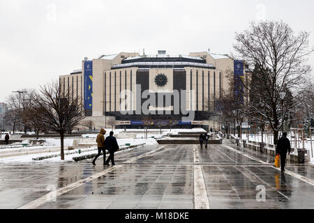 Sofia, Bulgarie - 15 janvier 2018 : Palais National de la Culture (NDK) est vu dans un jour de neige. Le bâtiment est l'événement principal centre de Présidium Bulgare Banque D'Images