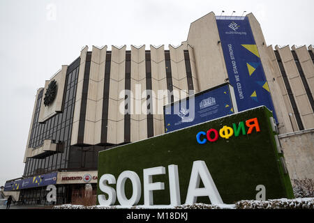 Sofia, Bulgarie - 15 janvier 2018 : Palais National de la Culture (NDK) est vu dans un jour de neige. Le bâtiment est l'événement principal centre de Présidium Bulgare Banque D'Images