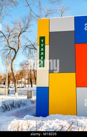 Samara, Russie - le 27 janvier 2018 : les toilettes publiques colorés au remblai de la ville en hiver journée ensoleillée. Texte en russe : toilettes Banque D'Images