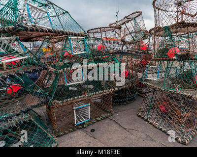 TORQUAY, DEVON, Royaume-Uni - 06 JUIN 2009 : pots de homard et de crabe sur le quai du port Banque D'Images