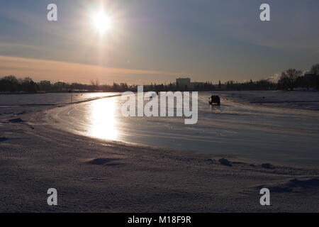 Lever du soleil sur le lac Dow, Ottawa, Ontario, Canada. Une partie de la patinoire du canal Rideau. Inondé et balayé pour fournir une bonne surface de patinage. Banque D'Images