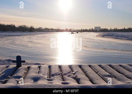 Lever du soleil sur le lac Dow, Ottawa, Ontario, Canada. Une partie de la patinoire du canal Rideau. Inondé et balayé pour fournir une bonne surface de patinage. Banque D'Images