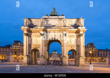 Arc de triomphe du Carrousel, petit arc de triomphe au crépuscule,jardin,Louvre derrière Tuilery,Paris,France Banque D'Images