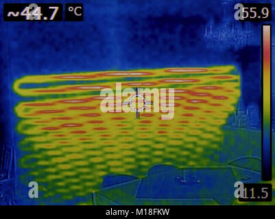 En vertu de l'inspection thermique chauffage radiateur mural Banque D'Images