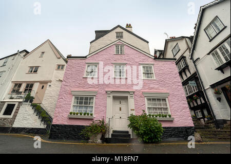 DARTMOUTH, DEVON - 06 JUIN 2009 : imposante maison géorgienne rose dans la rue Anzac Banque D'Images