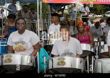Préparer les bandes avant de monter sur scène lors de l'assemblée annuelle à concurrence Panorama le Queen's Park Savannah,Trinidad. Banque D'Images