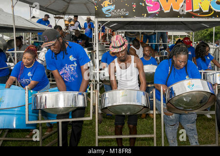 Préparer les bandes avant de monter sur scène lors de l'assemblée annuelle à concurrence Panorama le Queen's Park Savannah,Trinidad. Banque D'Images